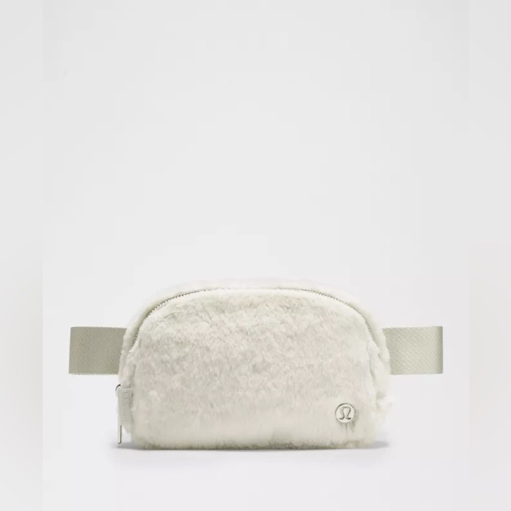 🆕🤍 Lululemon Everywhere Belt Bag Plush Fleece - Bone Silver